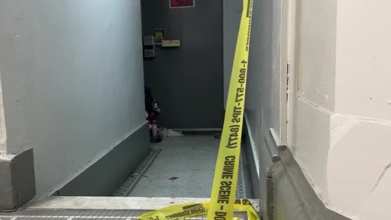 Una mujer muere tras ser apuñalada varias veces en un edificio: el atacante se dio a la fuga