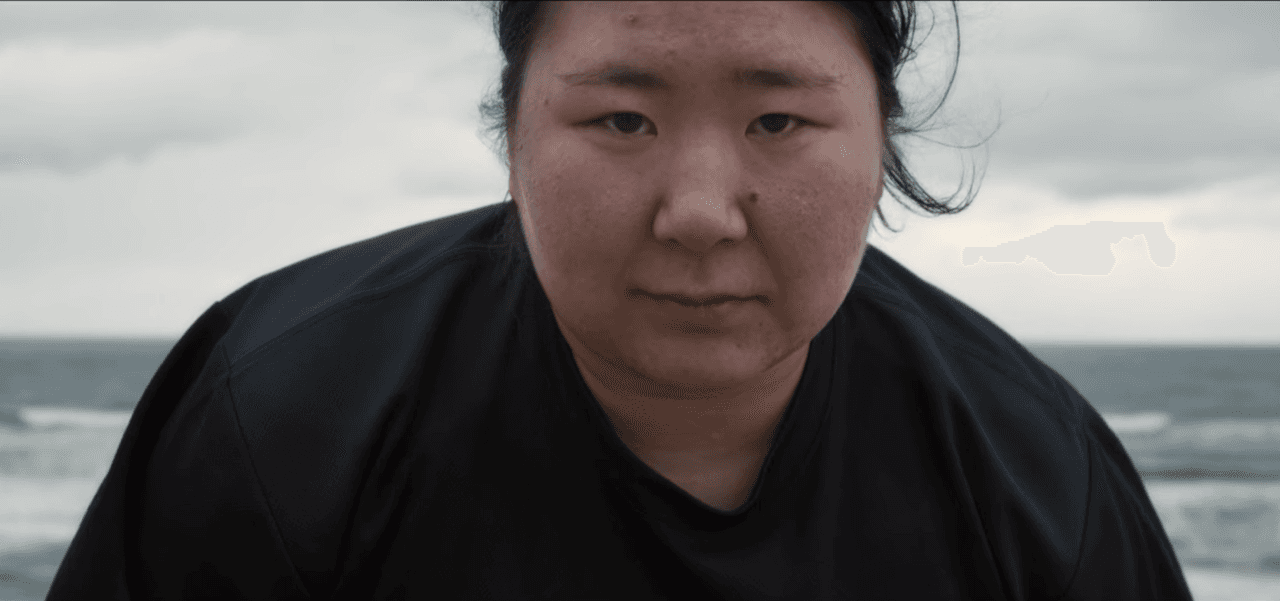 Por años, el sumo se ha considerado como un deporte exclusivo para hombres; Hiyori Kon busca terminar con ese veto machista y abrir espacio para las mujeres en esa disciplina. A pesar de ser muy buena en el deporte, Hiyori no puede desempeñarse de manera profesional en este debido a que, en Japón, las mujeres tienen prohibido participar en él. Recientemente se estrenó un documental de Netflix que relata la lucha de esta chica por abrirse camino en un área que no toma en cuenta a las mujeres. Kon se ha convertido en vocera de las mujeres que, como ella, quisieran practicar el sumo de manera profesional. La japonesa no teme a hablar sobre las consecuencias de la discriminación y la desigualdad que se viven en su país en pleno siglo XXI. Cada vez más ojos están puestos sobre este caso, y de seguir así, Hiyori podría lograr un cambio revolucionario en un deporte que ha prohibido la participación de las mujeres por más de mil años.