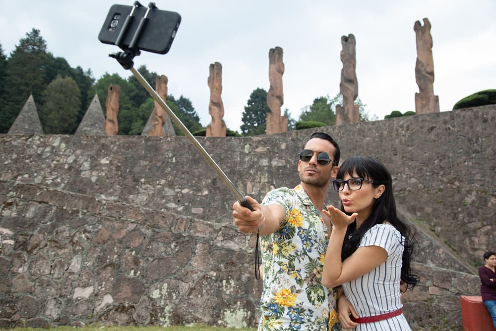 En 2019, Aarón regresó al cine con la película ‘No manches Frida 2’, en la que interpretó a Mario, un profesor que desea conquistar a Lucy (Martha Higareda) mientras ella está separada de Zequi (Omar Chaparro).