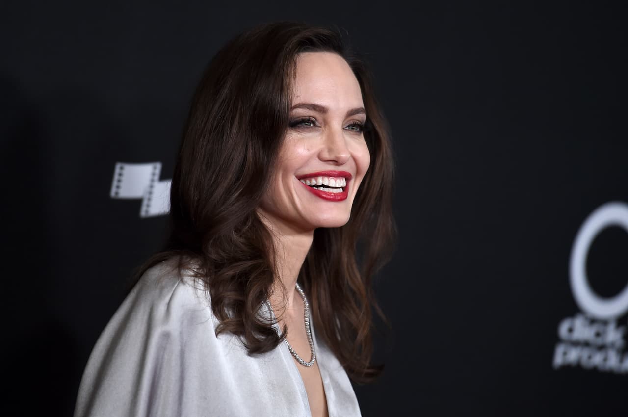 Angelina Jolie, conocida por su talento y labor altruista, es una actriz que no duda en usar su ejemplo para inspirar a otros. Y en un nuevo ensayo que se publicó en Elle, reflexiona sobre lo que significa ser una mujer en la actualidad.