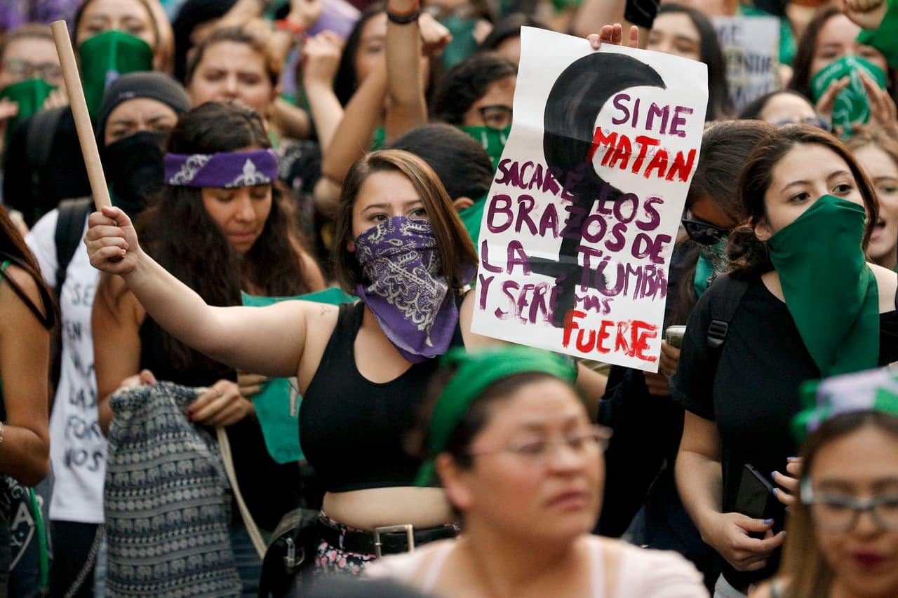 “Si me matan, sacaré los brazos de la tumba y seré más fuerte”, se leyó en uno de los carteles.