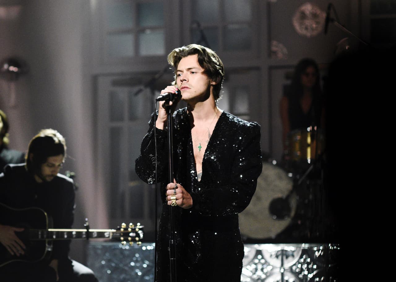 En una de sus presentaciones musicales, Styles lució este jumpsuit Gucci negro con lentejuelas, mostrando una vez más su pecho al descubierto.