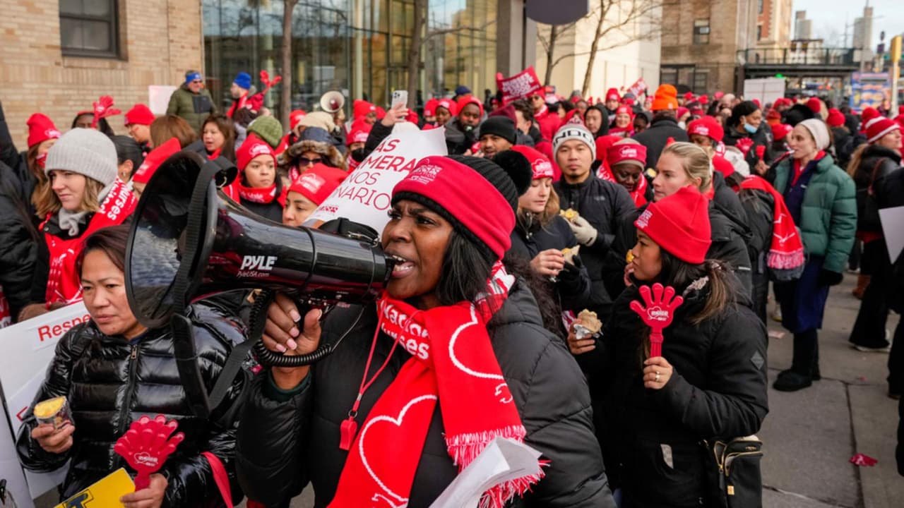 15 mil enfermeras inician huelga en Nueva York