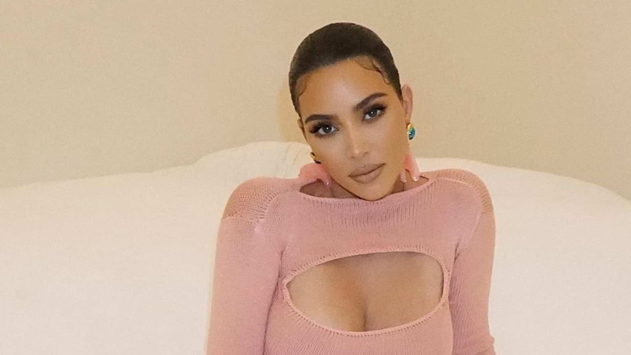 Kim Kardashian hace a un lado los adornos gigantes y asombra con su sencillo pero lujoso árbol de Navidad