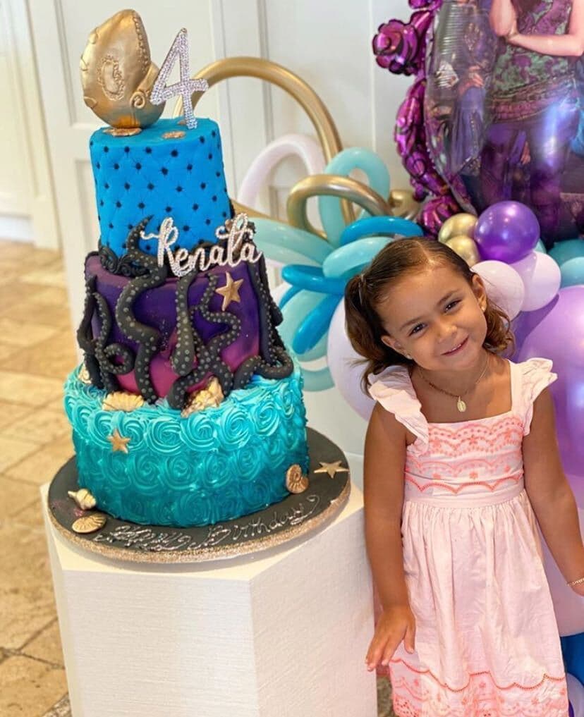 Renata, la tercera hija de Jacky Bracamontes y Martín Fuentes cumplió 4 años el 15 de julio. Para celebrarlo, sus papás le organizaron una pequeña fiesta en su casa de Miami.