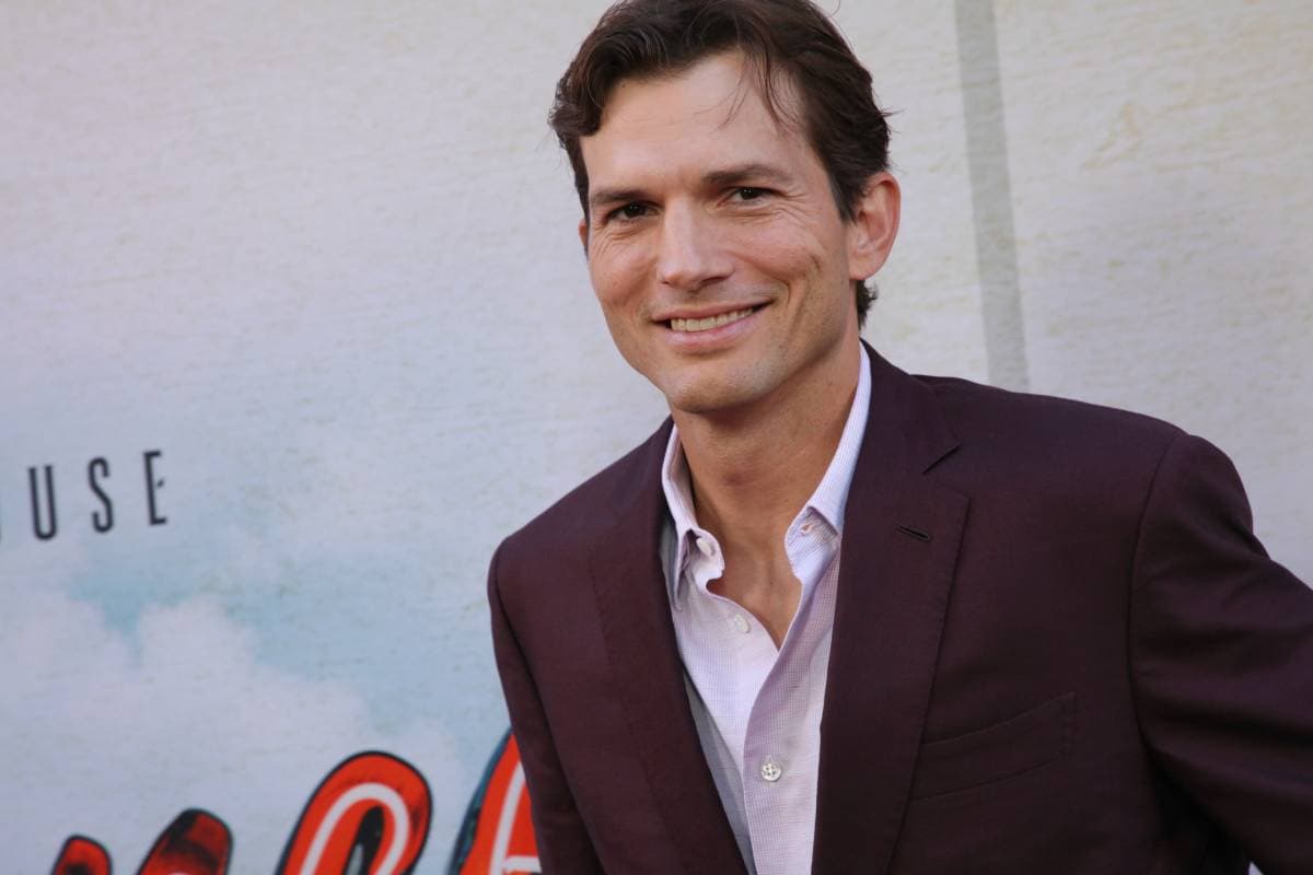 La rara enfermedad que padeció Ashton Kutcher y le afectó la visión, audición y equilibrio