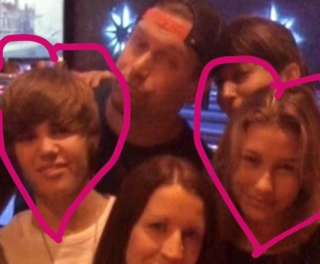 En el 2009, Justin y Hailey se conocieron gracias a que el padre de ella Steven Baldwin, los presentó en el backstage del programa The Today Show (1952-2019).