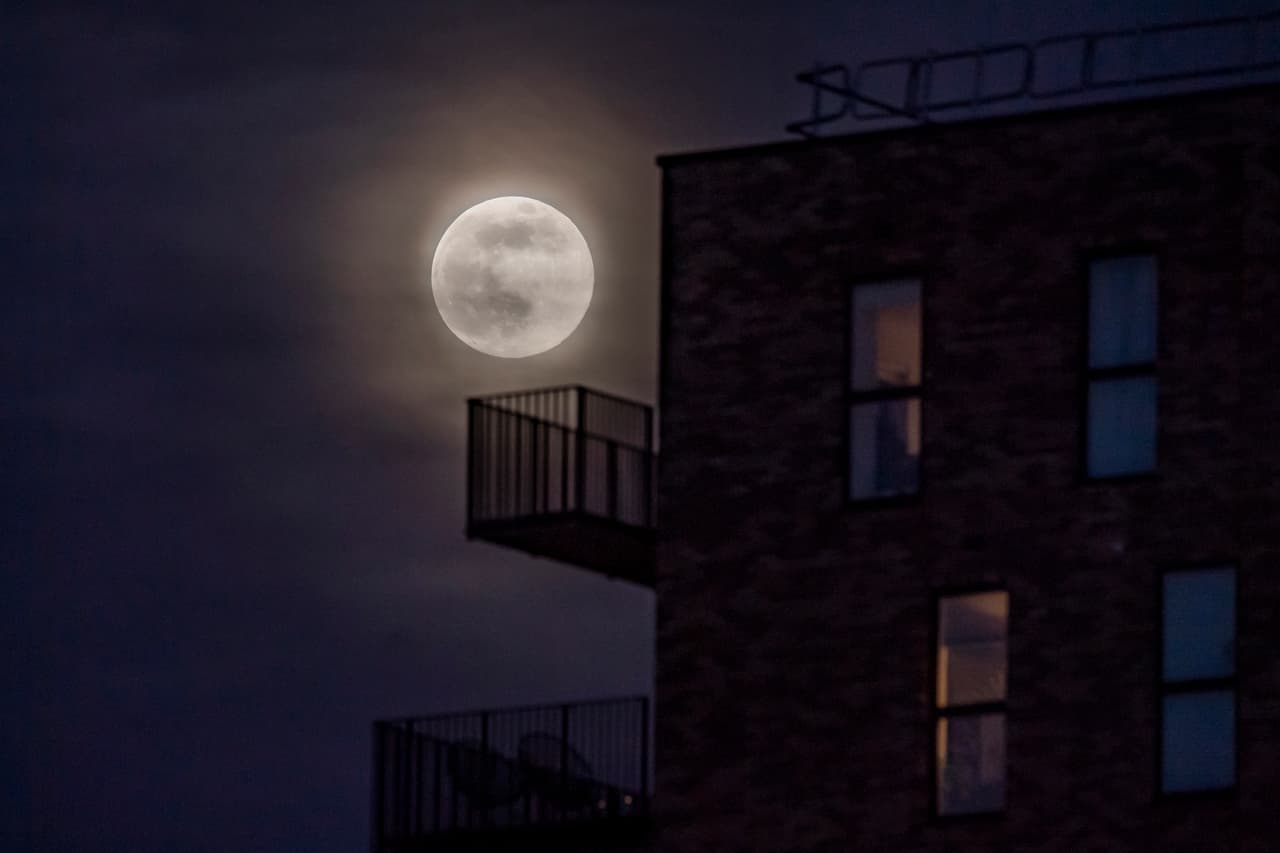 La superluna sobre apartamentos de Manchester, en el Reino Unido.