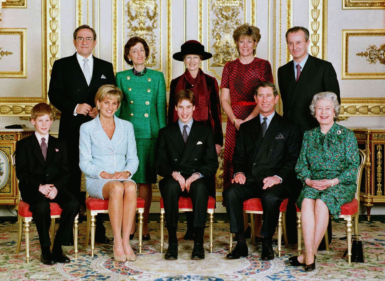 Para la confirmación del príncipe William en la Capilla de San Jorge, la Reina usó un modelo verde de mangas largas y discretos tacones negros, posando en compañía de su familia en marzo de 1997.