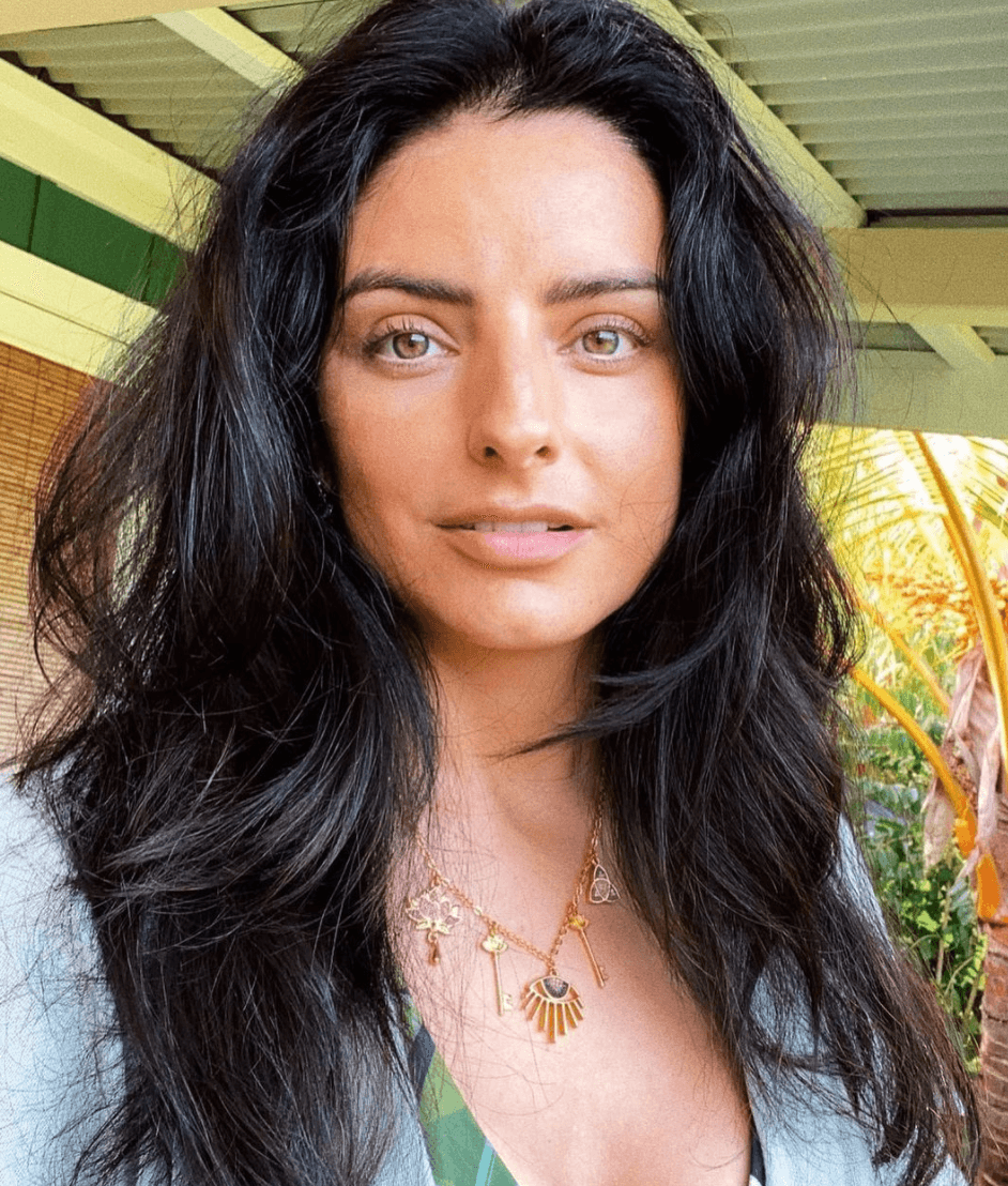 Aislinn Derbez impacta al posar en lencería