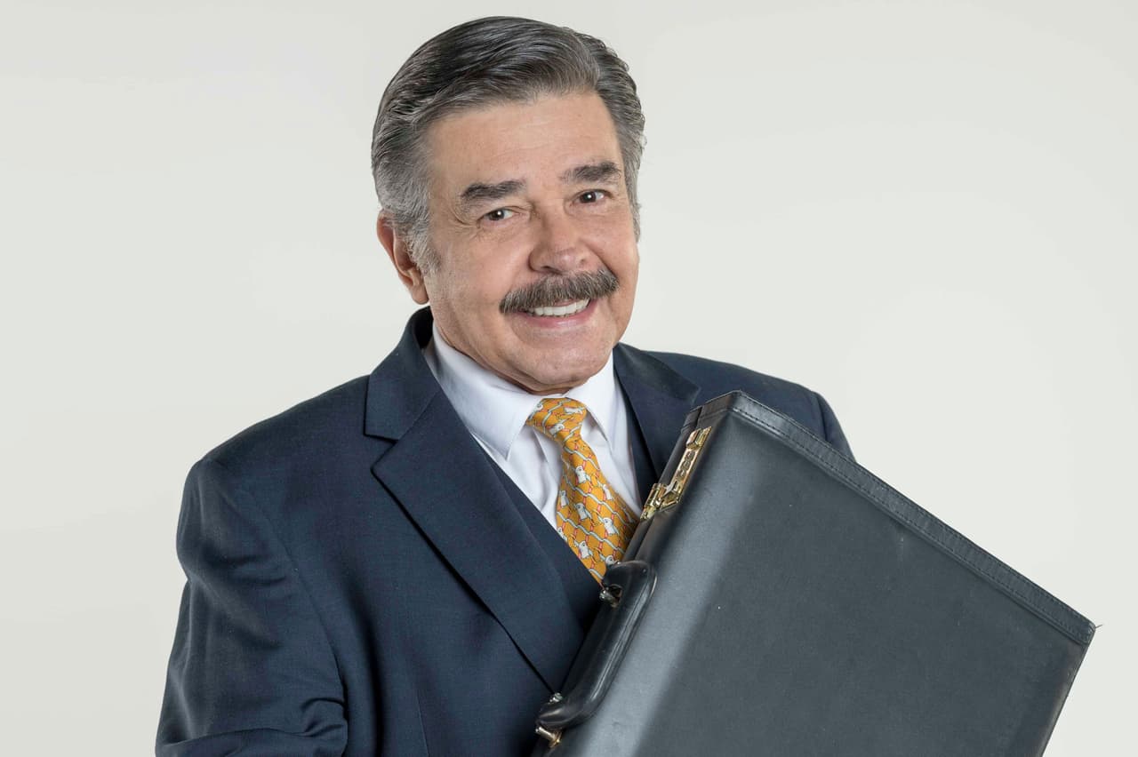 Jorge Ortiz de Pinedo es Plácido López, el jefe de la familia. Siempre está preocupado y de malas. Su deseo más grande es vivir solo con su esposa Renata.