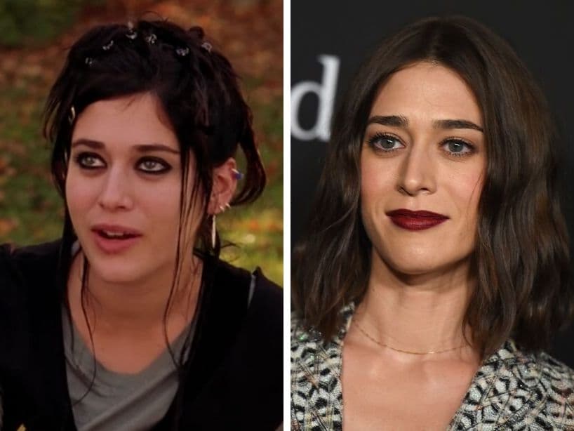 Lizzy Caplan, conocida por su papel como Janis Ian, creció para convertirse en un ícono de estilo y también una gran actriz, participando en series de televisión que le han ganado este reconocimiento, entre ellas Masters of Sex (2013).