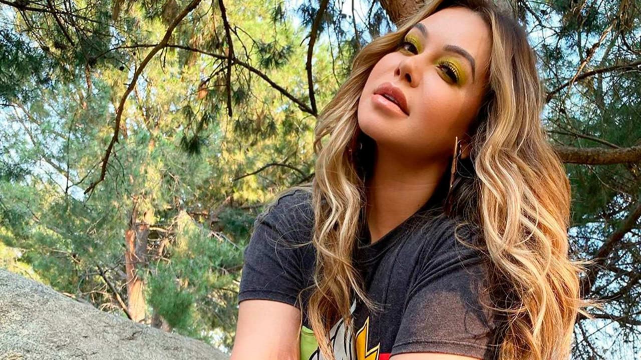 Sumamente molesta, Chiquis Rivera reacciona contra los que la criticaron por lamer unos tenis