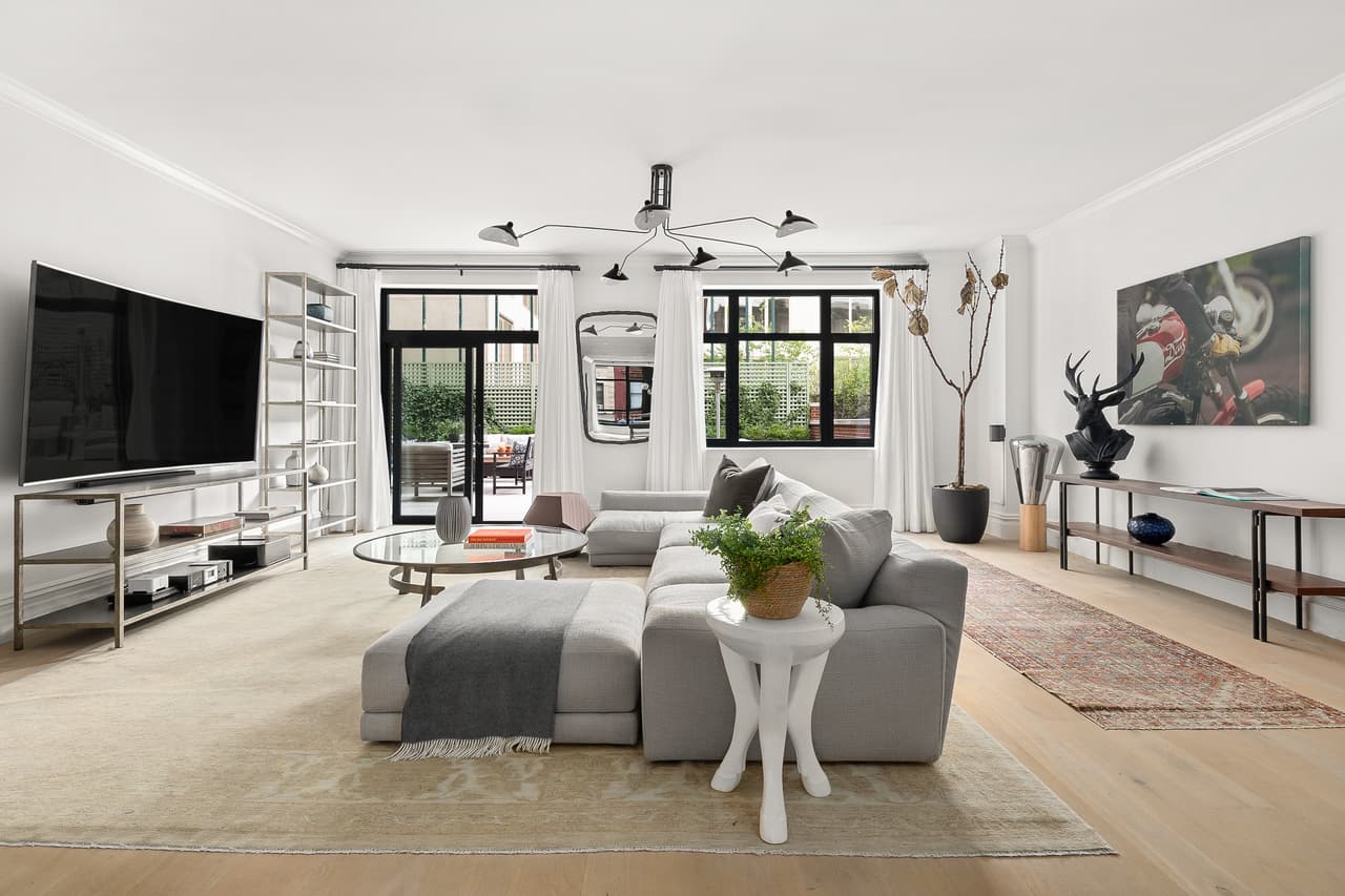 La propiedad del matrimonio Jonas Turner se encuentra ubicada en el barrio de Nolita, a la Costa Este, conocido por sus lujosos comercios como tiendas y restaurantes de primera clase. En el interior de su hogar, Sophie y Joe recibieron visitas en una elegante sala de estar donde el protagonista de la alcoba es una gigante televisión plana. 
<br>