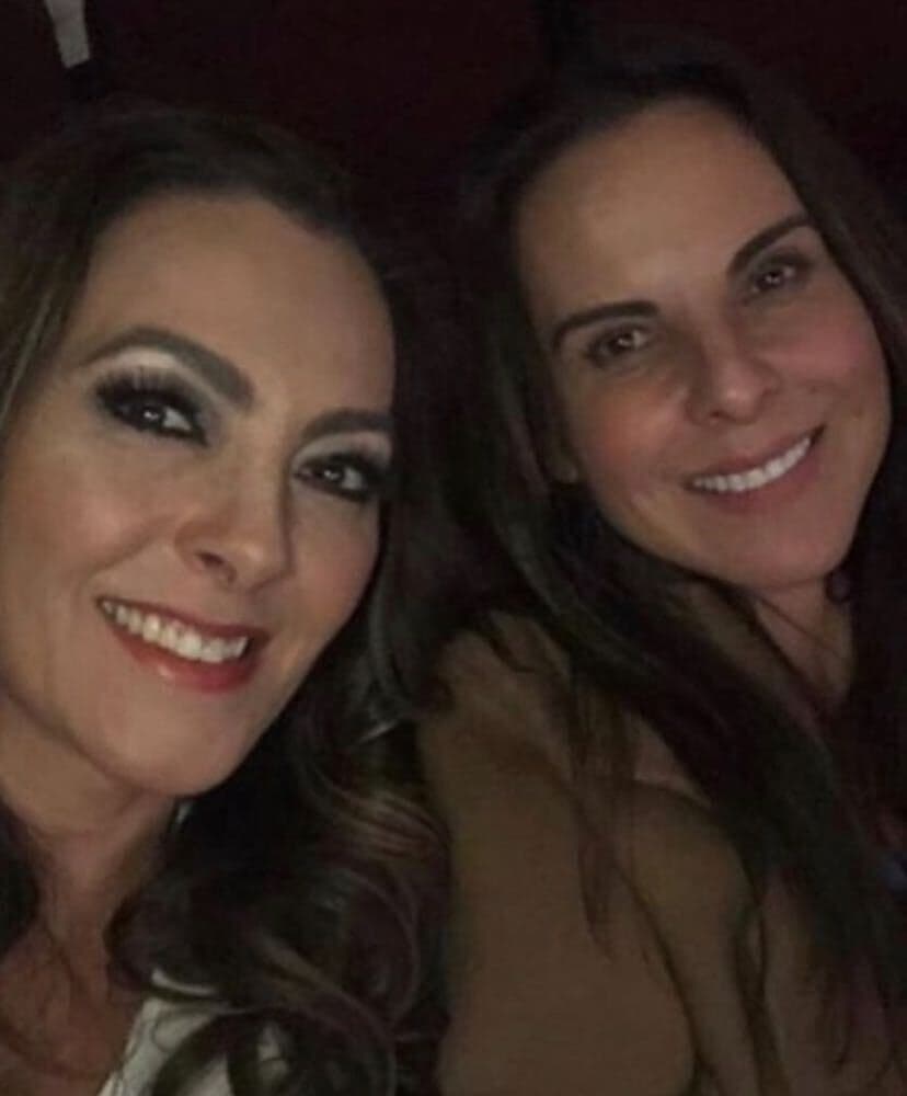 Las hermanas del Castillo, Verónica y Kate se parecen mucho, sobre todo en la sonrisa. Ambas destacan en la farándula; una como actriz y la mayor como periodista.