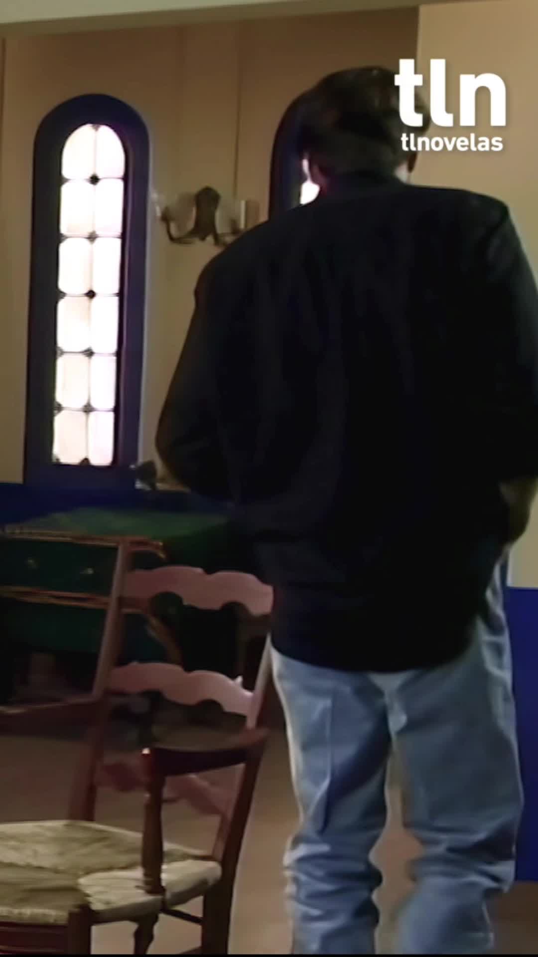 Pablo le exige a Josefina que reconozca a Julia como su hermana y le entregue parte de su herencia