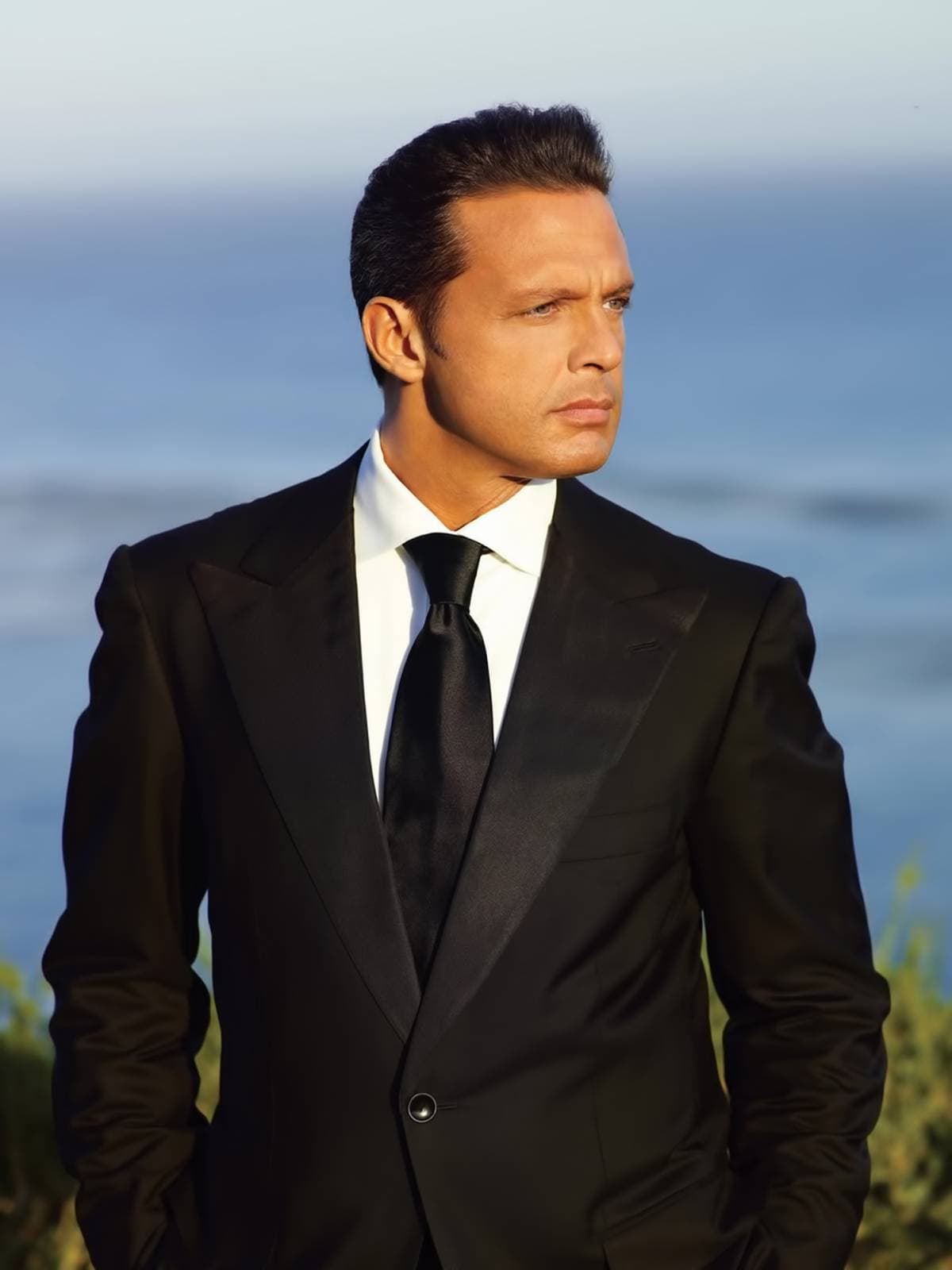 Luis Miguel es captado paseando con su nueva conquista en Madrid