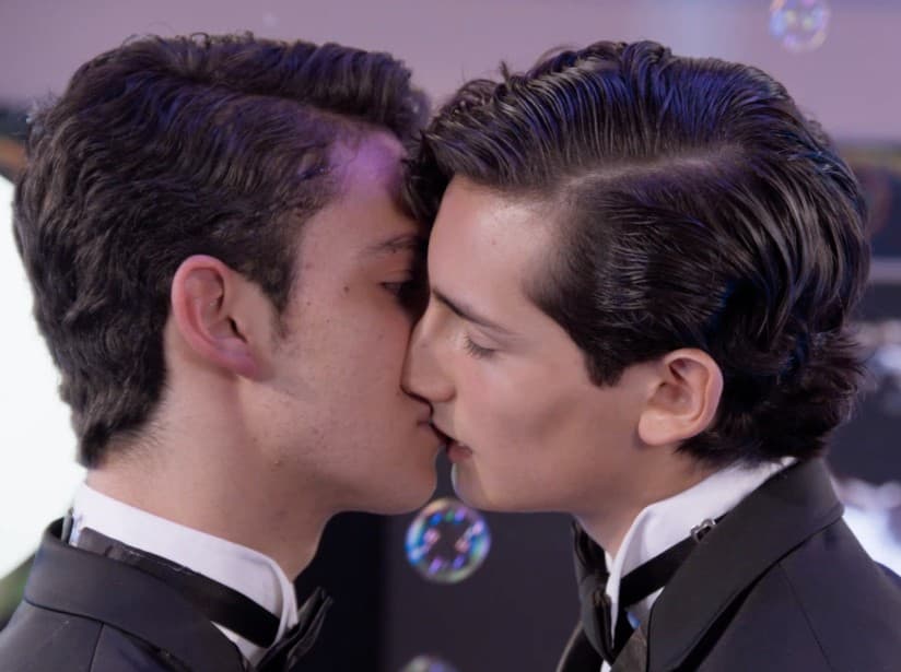 La relación ArisTemo comienza cuando Aristóteles finalmente acepta su sexualidad y le confiesa su amor a Temo.