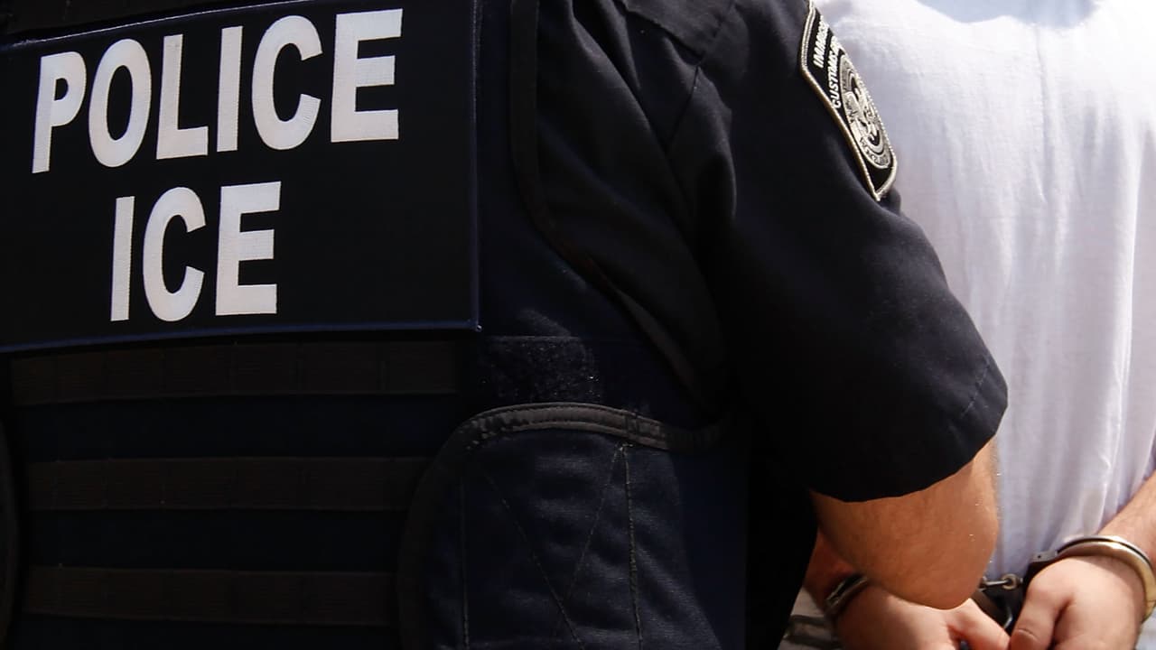 ¿Cómo puede ayudarte el formulario G-28 al ser detenido por ICE? Abogado responde