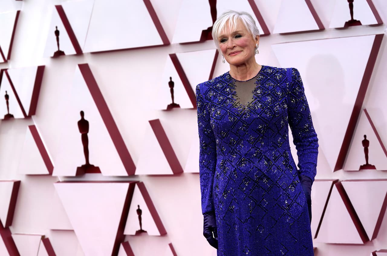 Glenn Close, la ocho veces nominada al Oscar, decidió usar un vestido en color azul con pantalones negros debajo. Close está nominada en la categoría de mejor actriz por su interpretación en 
<i>Hillbilly: una elegía rural</i>.
