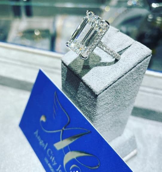 Así es el lujoso anillo de compromiso de Belinda y Christian Nodal