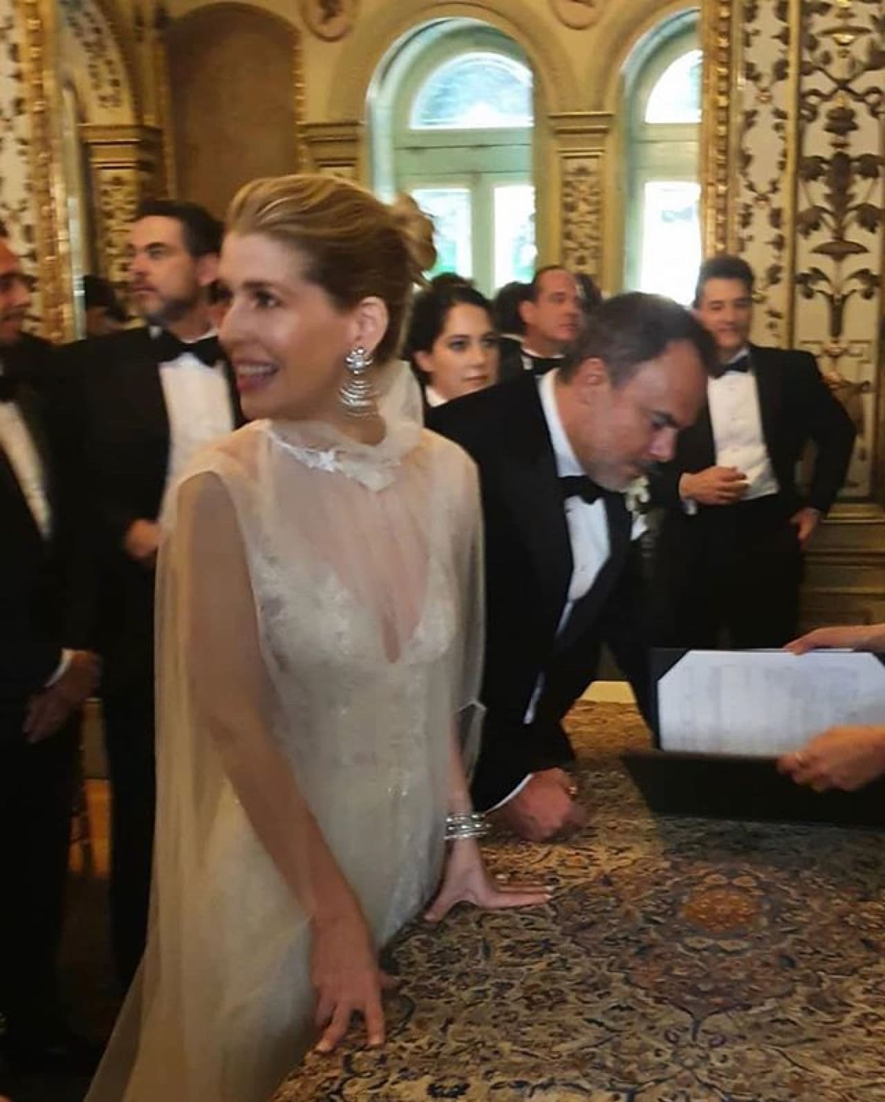 La primera vez que la pareja se comprometió fue en el 2016, sin embargo, a mitad de preparativos para su boda, la hermana de Martha Debayle atravesó por una crisis médica que cambió sus planes.