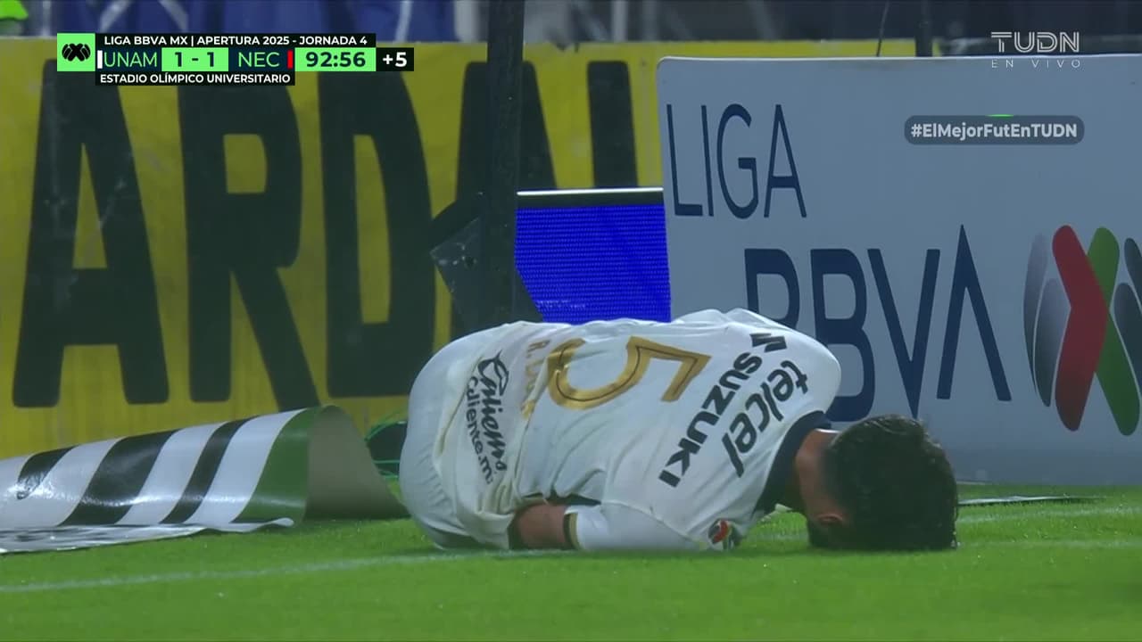 ¡Se desata la polémica! El árbitro revisa esta jugada y decide que no hay penal
