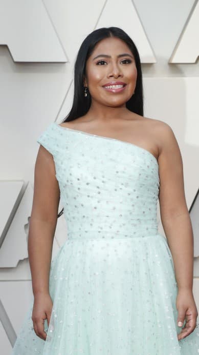 La actriz mexicana Yalitza Aparicio desfiló en la alfombra roja de los premios Oscar 2019 con un vestido color menta de Rodarte.