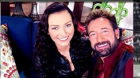 Ambos actores, Gabriel Soto, de 44 años, e Irina Baeva, de 27 años, mantenía una fuerte amistad desde 2016 y demostraban frente y detrás de cámaras una química innegable; dicha amistad levantó las sospechas de que fuese Baeva la tercera en discordia en el matrimonio Soto-Bazán.