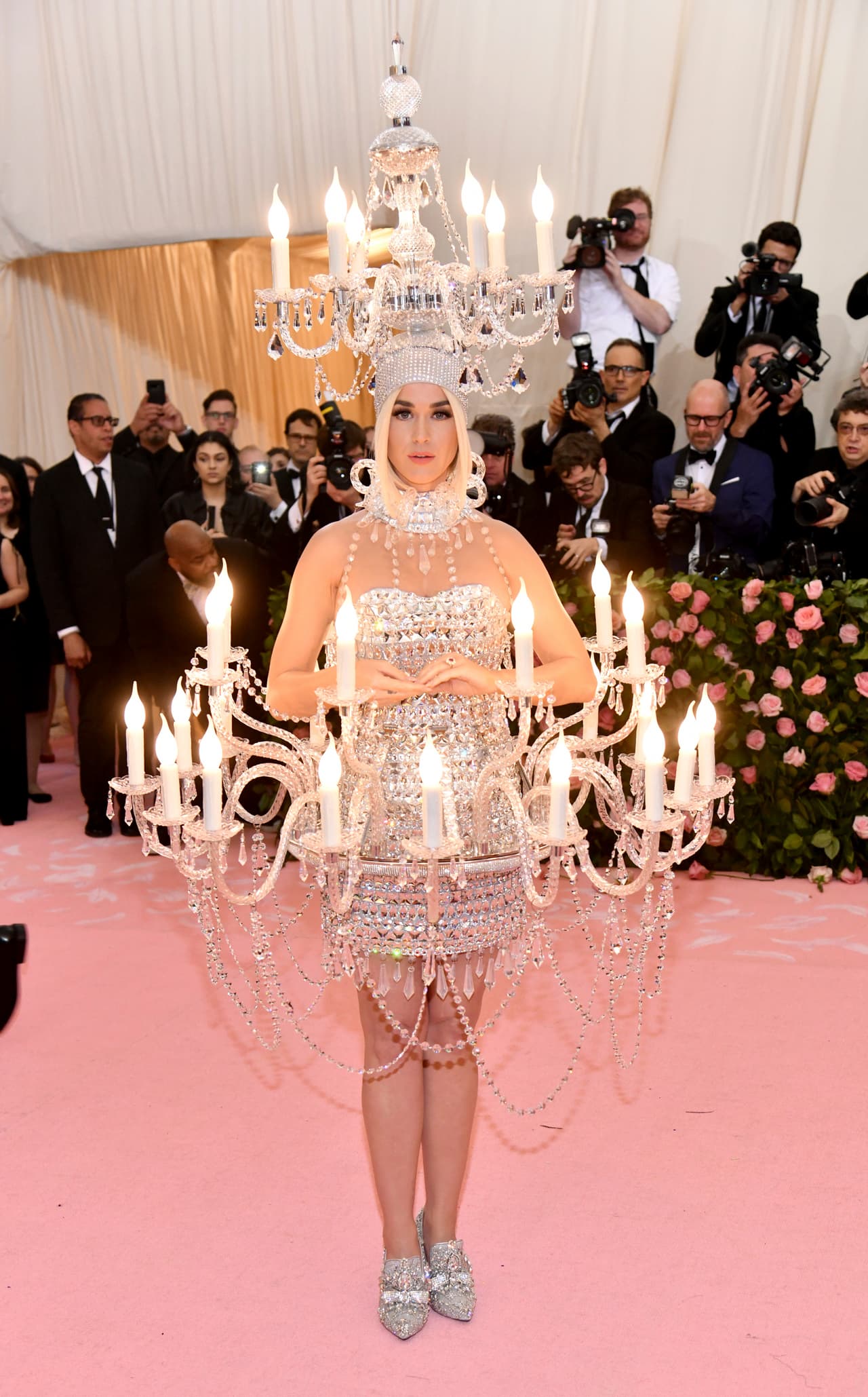 A su llegada Katy Perry iluminó el lugar, literalmente, ya que su vestido y accesorios eran como un candelabro de cristal.