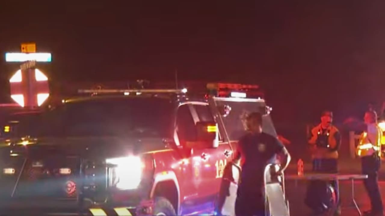 Incendio de 300 acres obliga la evacuación de unas 30 familias al sur de San Antonio