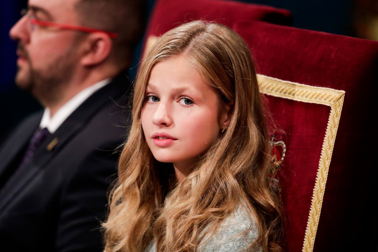 Algunas integrantes de la realeza europea que han usado la tiara antes del matrimonio fueron la infanta Elena y la infanta Cristina quienes la usaron desde su juventud y soltería a la edad de los 20 años.