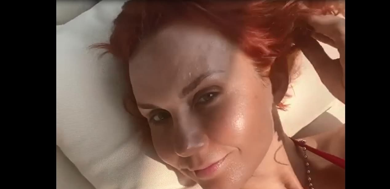 Su estilista envió un kit de color para que Vieth pudiera volver a su pelirrojo intenso, por lo que ella aprovechó para grabar la reaplicación de su tinte desde un video en Instagram Live. “Gracias, increíble. Resultado final profesional. Nadie me cuida como ustedes”, publicó la mexicana junto a su resultado final.