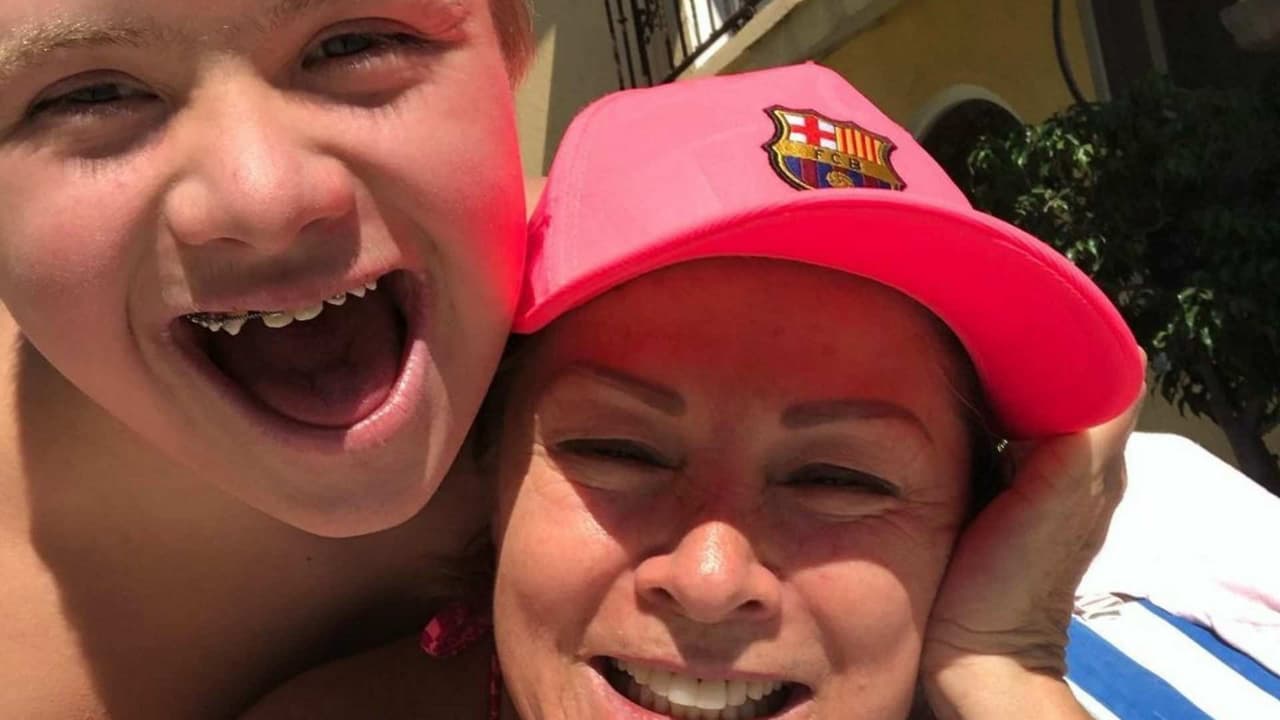 Lety Calderón le enseña a cocinar a su hijo Luciano y él asegura que ya vivirá solo