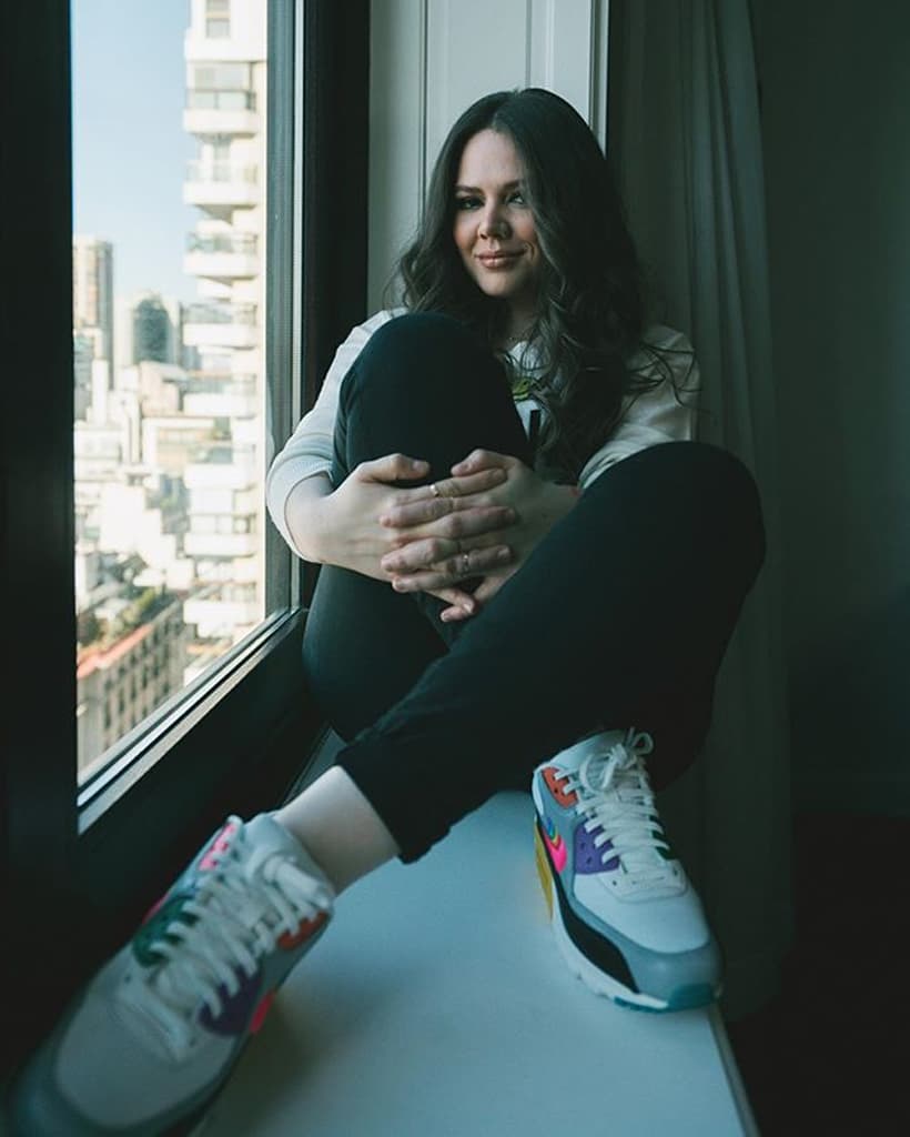 La integrante del dúo musical Jesse & Joy solía ser muy reservada con su vida privada, pero después de que la periodista Maxine Woodside destapara que estaba a punto de convertirse en madre por medio de una inseminación artificial, la cantante optó por revelar que esperaba su primer bebé junto a su esposa.