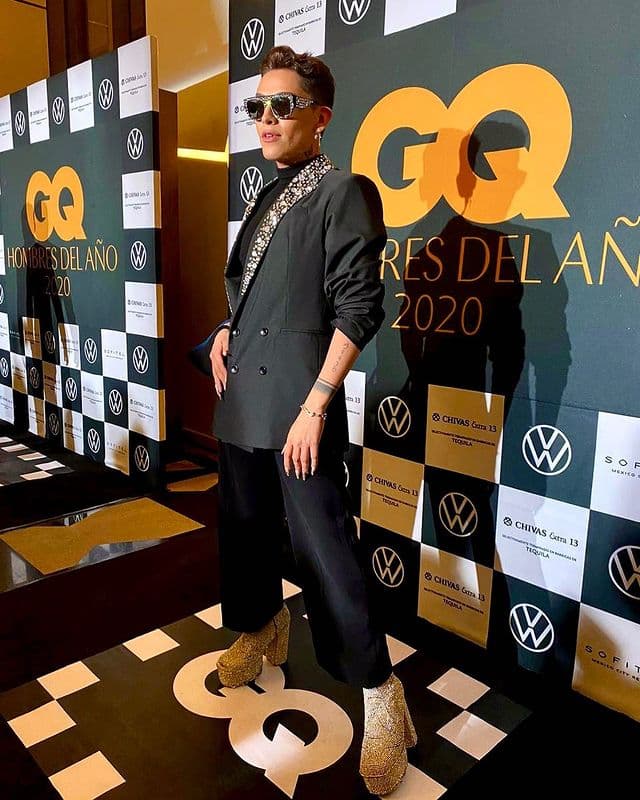 Desde su propia visión, Kunno aprovecha de cortes esterotípicamente relacionados con la figura masculina y de poder, como blazers de hombreras y pantalones de vestir, para agregar elementos de glamour, ya sean escandalosas joyas o enormes zapatos de plataforma.
