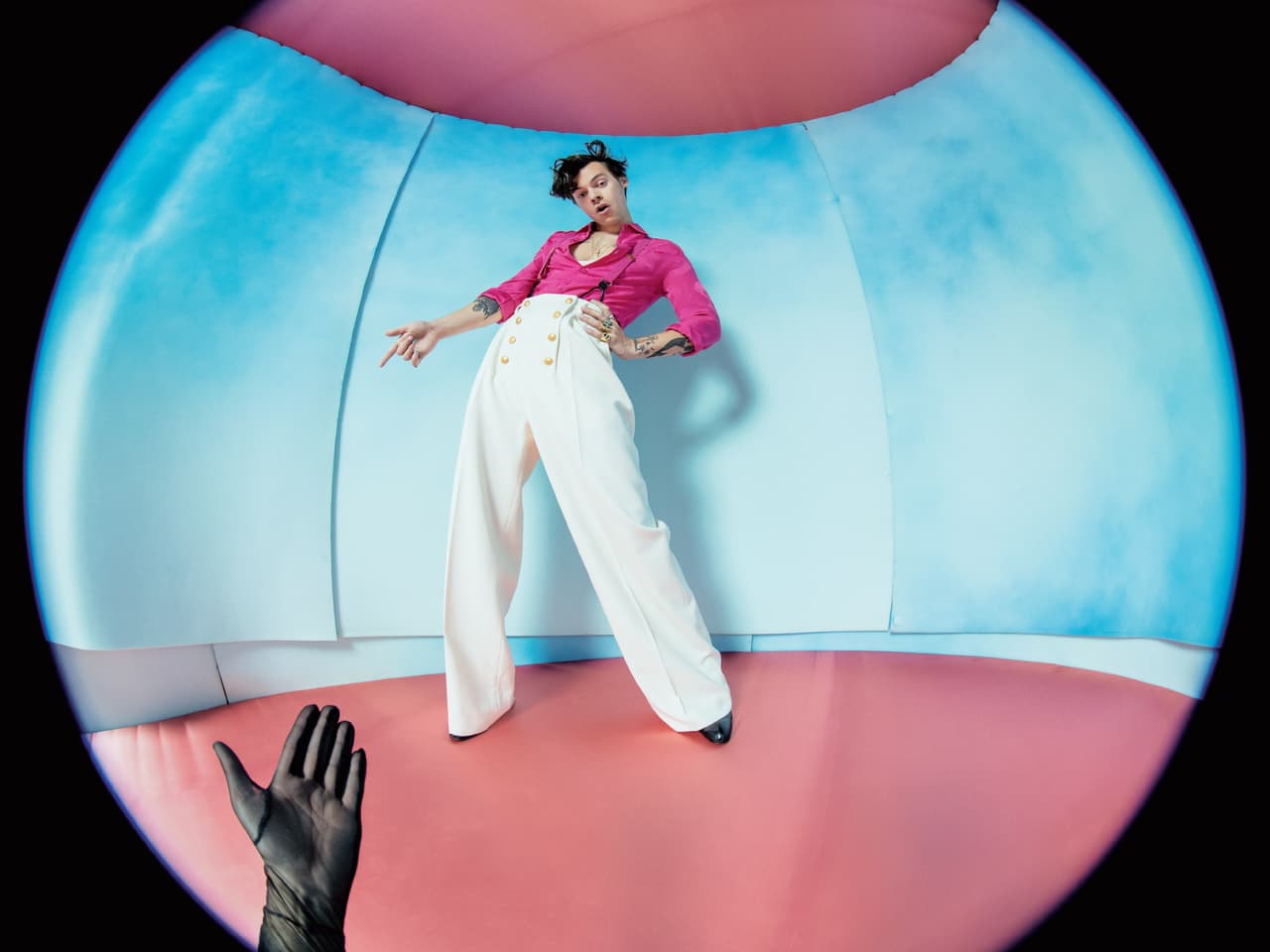 La portada del álbum solo terminó de confirmar esta nueva faceta del estilo de Styles; pantalones holgados que le llegan a la cintura, tirantes y camisas coloridas se volvieron parte esencial del look para su segunda producción discográfica. Tanto el outfit que luce aquí, como el de la gala del MET, se conforman de prendas Gucci.