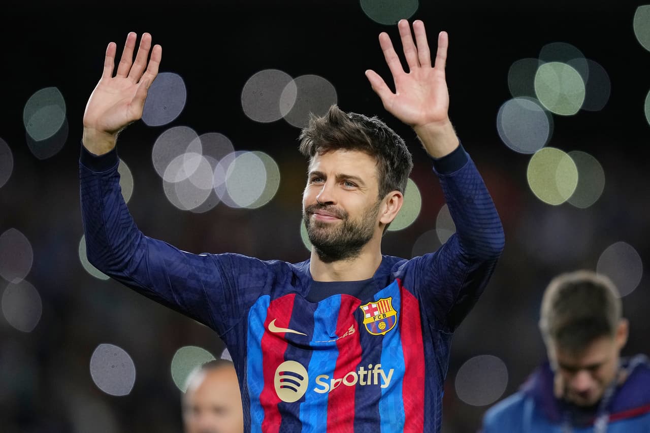 BARCELONA, SPAIN - NOVEMBER 05: Gerard Pique of FC Barcelona waves to fans as they take part in a lap of honour after the LaLiga Santander match between FC Barcelona and UD Almeria at Spotify Camp Nou on November 05, 2022 in Barcelona, Spain. (Photo by Alex Caparros/Getty Images)