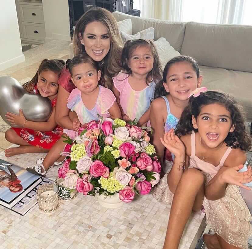 Jacky Bracamontes comparte foto de sus hijas y comprueba que son igualitas a ella