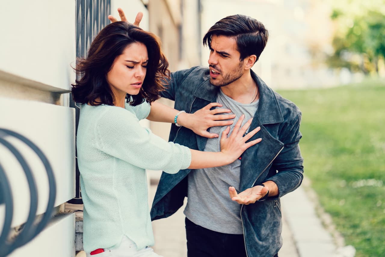 2. Pueden pelar o discutir, pero sus diferencias nunca deben convertirse en violencia física o verbal. ¡Evita cruzar esa línea!