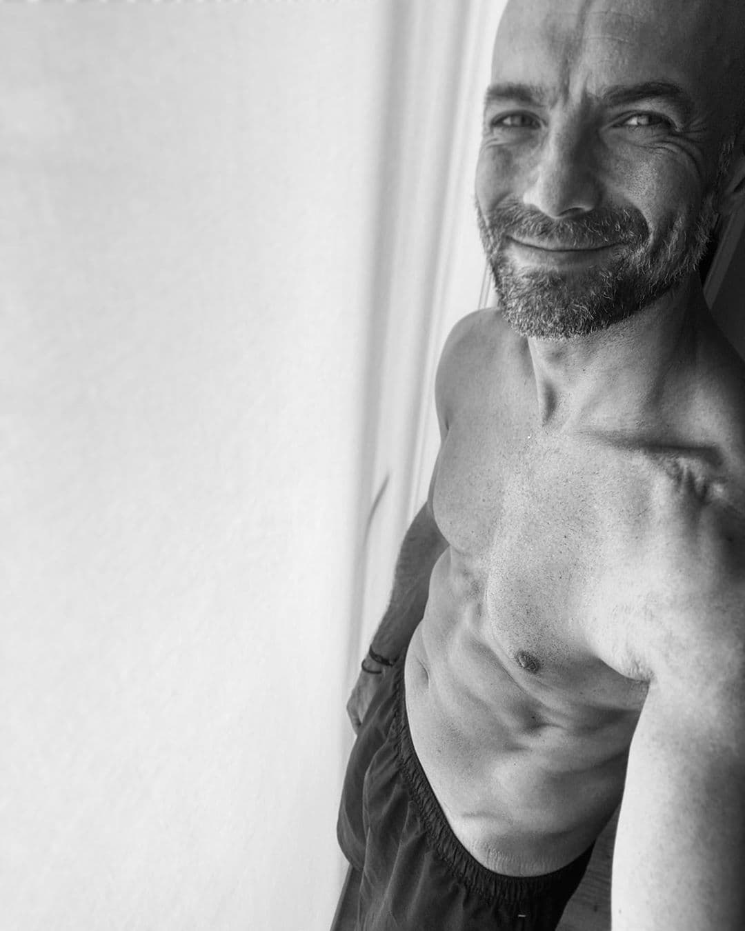 Debajo de su habitual traje y seriedad, Javier Poza tiene un cuerpo muy bien trabajado. Y en esta cuarentena (ochentena) no ha dudado en mostrarlo en largos y duros ejercicios de resistencia. Locutor, conductor, motociclista, escalador y guapo. ¿Qué más se quiere?