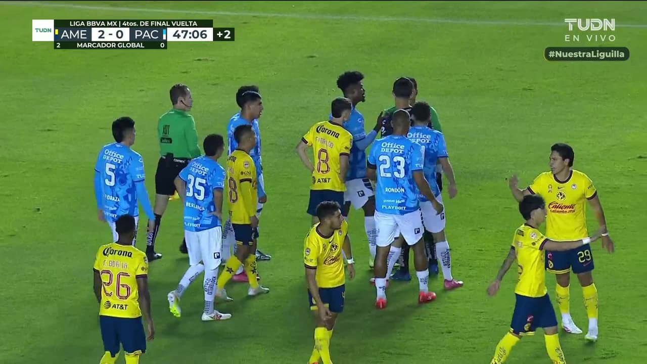 ¡Tarjeta Roja! Oussama Idrissi recibe la segunda amarilla y se va del juego.