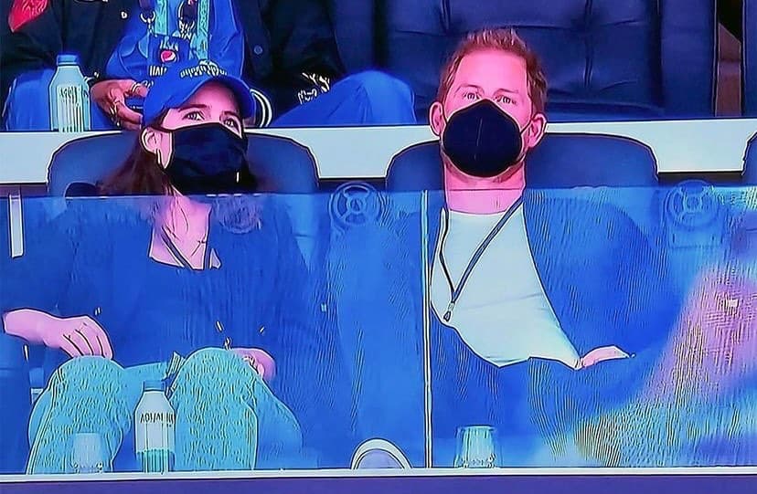 El príncipe Harry sorprende al ir al Super Bowl con su prima Eugenia