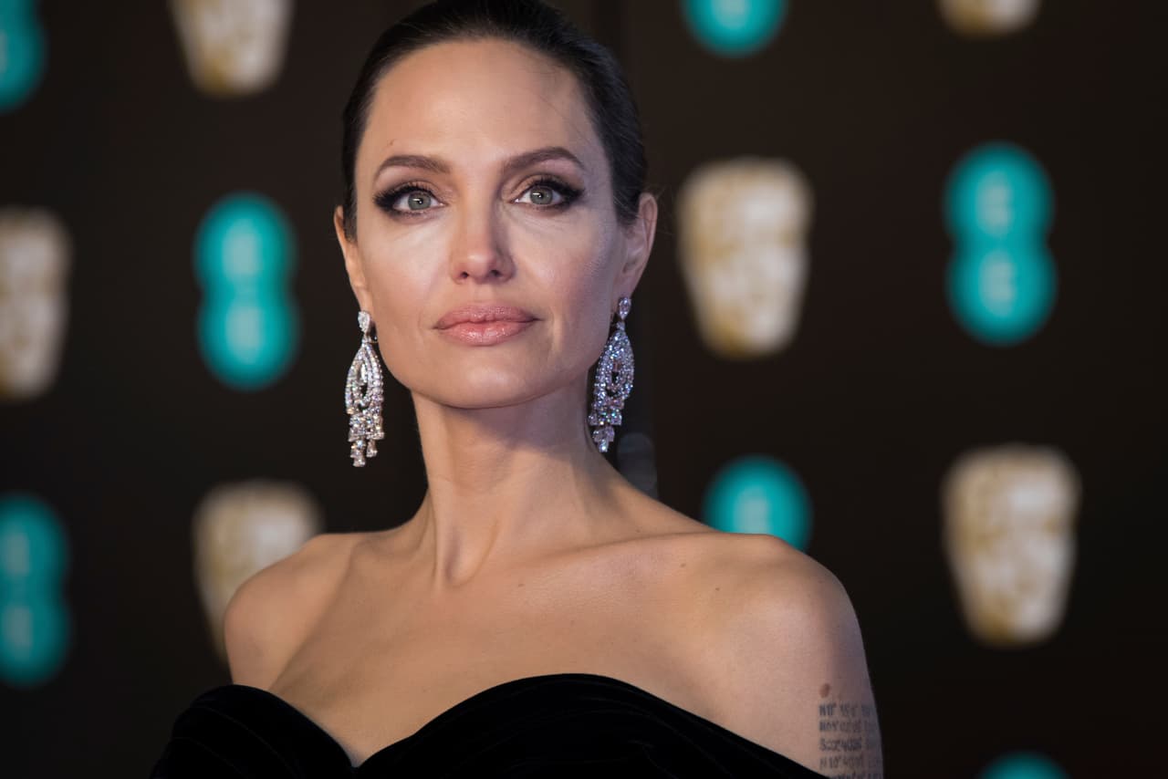 Entre personalidades del mundo del espectáculo en Estados Unidos, otro ejemplo es Angelina Jolie; la actriz ha hablado abiertamente de temporadas en su vida con depresión y víctima de las autolesiones.