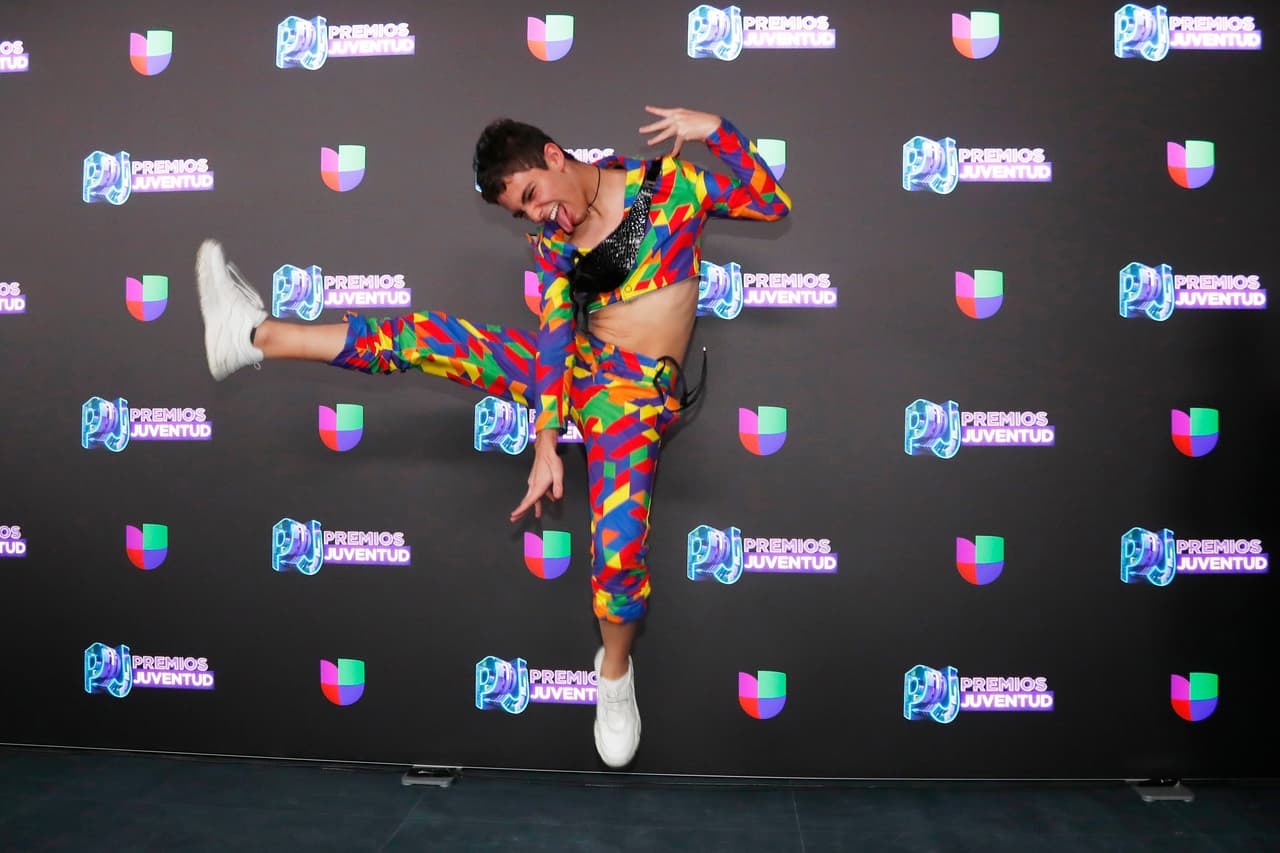 Joaquín Bondoni se inclinó por un look colorido y posó de manera divertida para las cámaras.