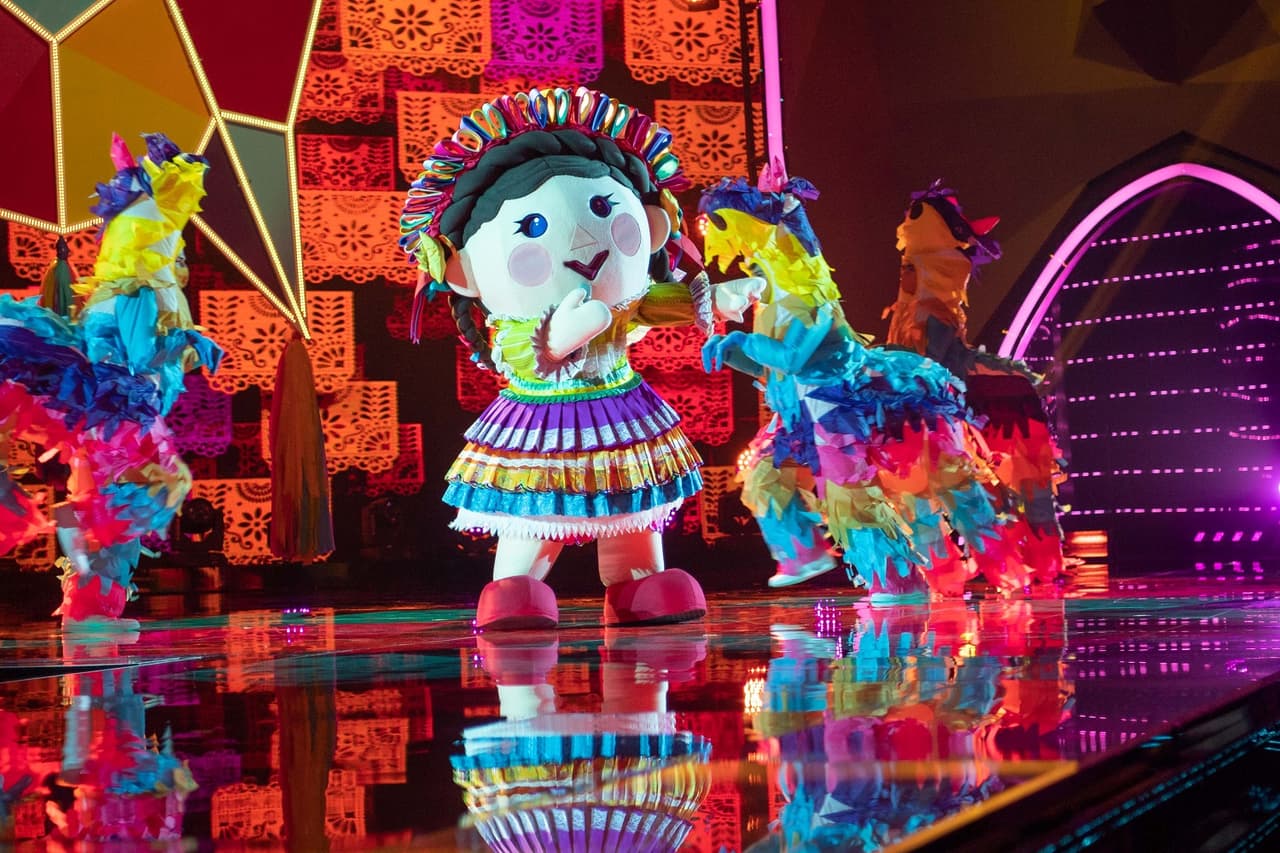En el tercer programa, Lele se llevó el corazón del público al ser un personaje que representa el patrimonio cultural de Querétaro. Estas fueron las pistas que presentó: estudió en el CEA (El Centro de Educación Artística de Televisa) y aseguró ser espontánea y natural.