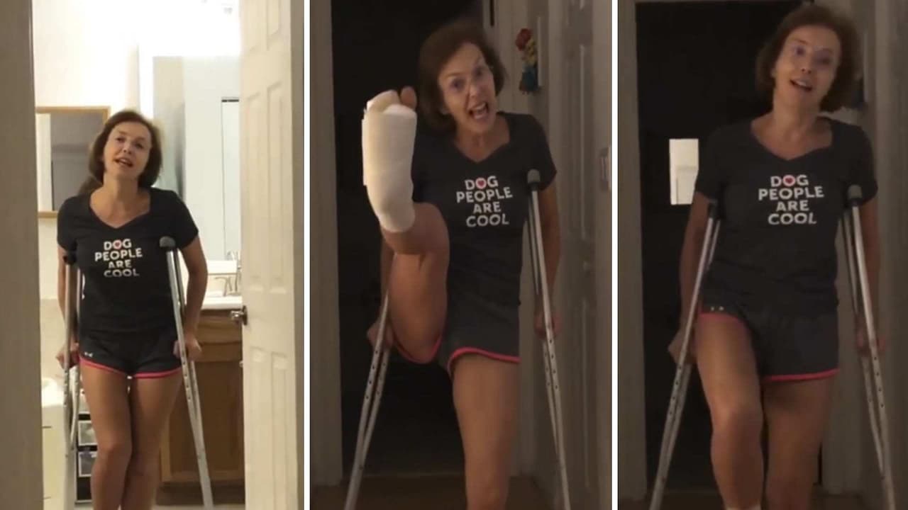 Con gran actitud, Laura Flores muestra cómo domina sus muletas (VIDEO)