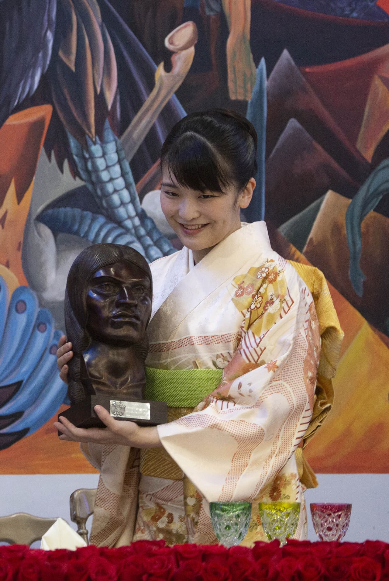 La Princesa Mako de de Japón dejó su estado dentro de la familia imperial nipona para casarse con Kei Komuro, tras conocerse en 2012 en la Universidad Cristiana Internacional de Tokio, durante una sesión orientativa de programas de intercambio para estudiar en el extranjero, según el portal ABC España.