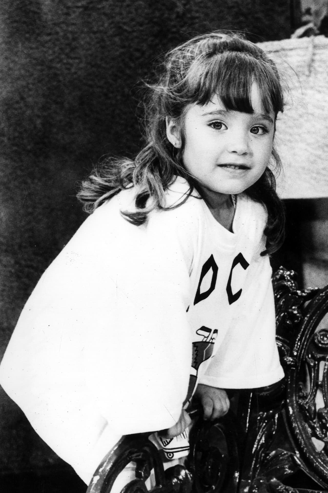 Anahí también fue una de las actrices que participaron en ‘Chiquilladas’, a la corta edad de 3 años, y tras el éxito obtenido, la llamaron para aparecer en ‘Ángeles sin paraíso’. La actriz se robó el corazón de la gente desde su primera aparición en la televisión, ya que aseguraban que tenía un rostro muy angelical.