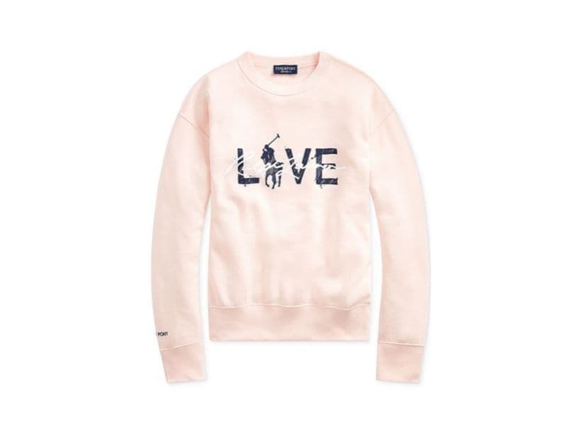 A través de la campaña Pink Pony de Ralph Lauren, la cantante Sheryl Crow habló de su experiencia con la enfermedad y promovió la colección de productos que se lanzan como parte de los esfuerzos de la marca para ayudar con donativos a organizaciones globales.